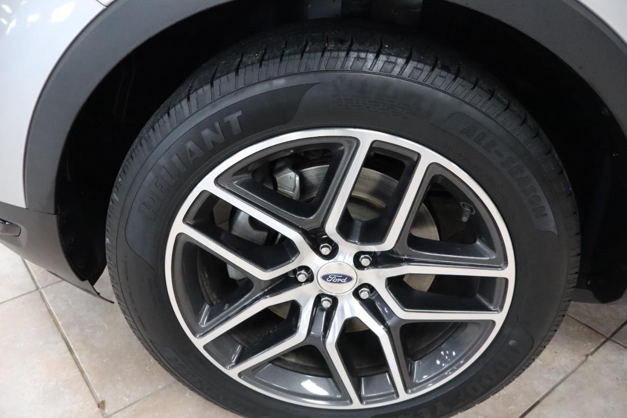 Ford Explorer Vehicle Full-screen Gallery Image 25