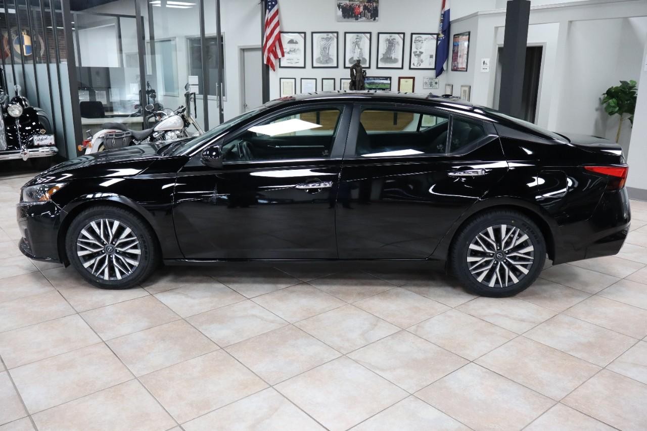 Nissan Altima Vehicle Full-screen Gallery Image 2