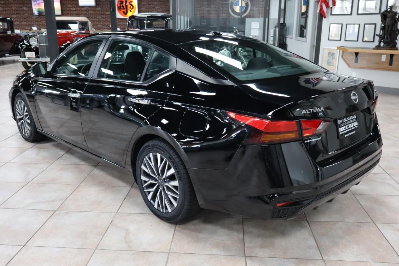 Nissan Altima Vehicle Full-screen Gallery Image 3