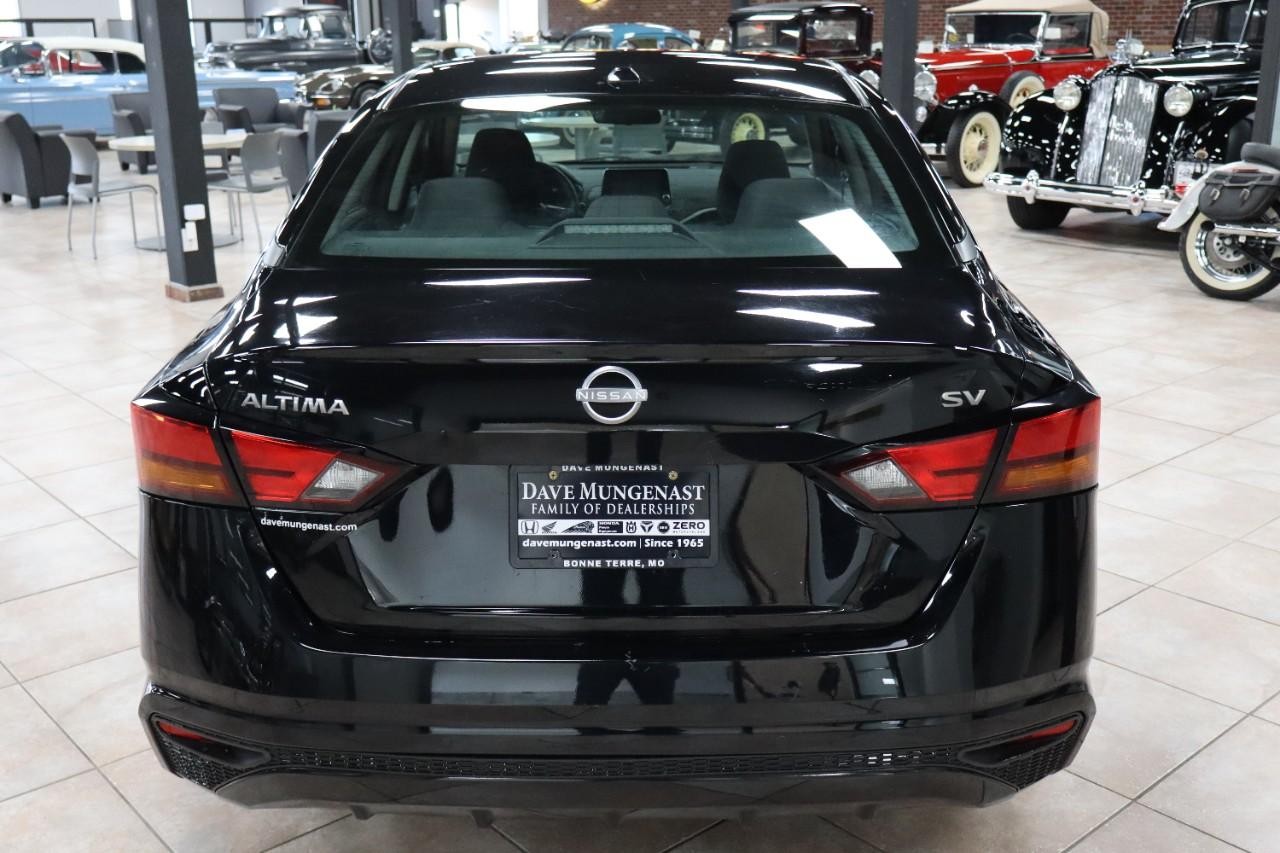 Nissan Altima Vehicle Full-screen Gallery Image 4