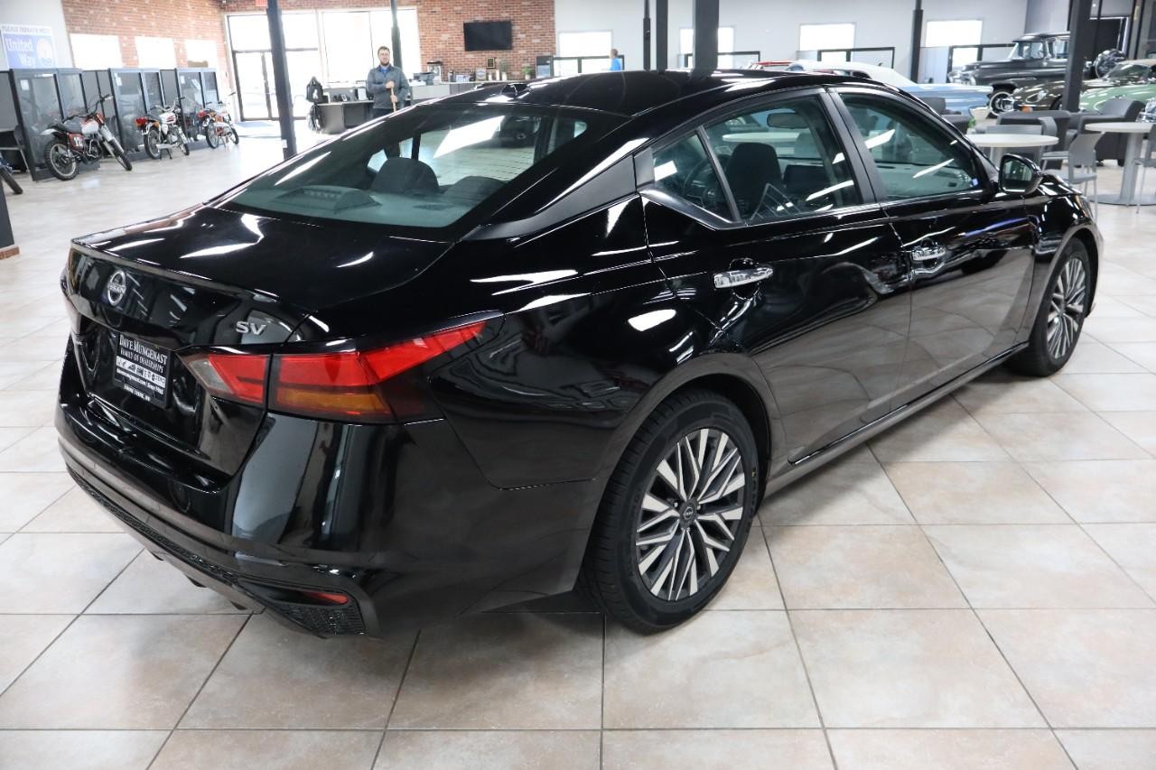 Nissan Altima Vehicle Full-screen Gallery Image 5