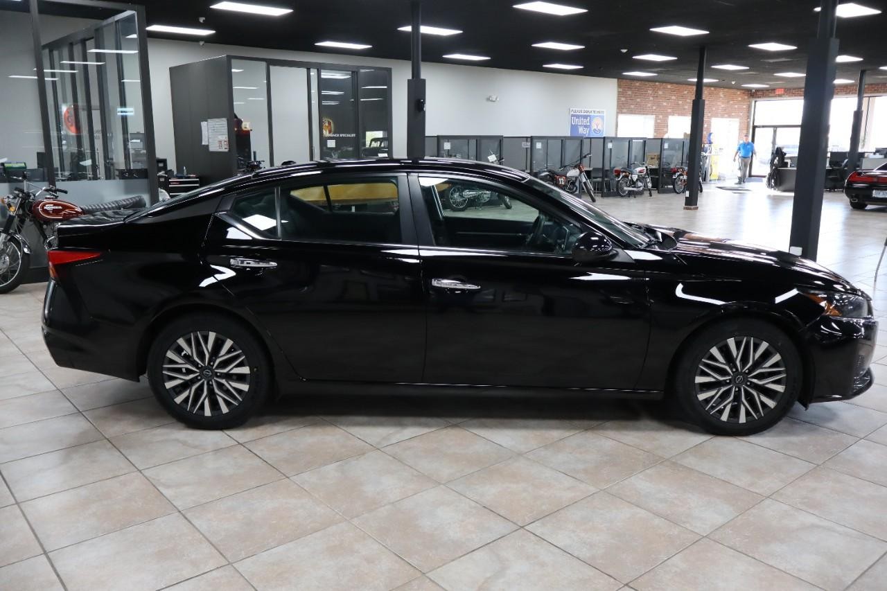 Nissan Altima Vehicle Full-screen Gallery Image 6