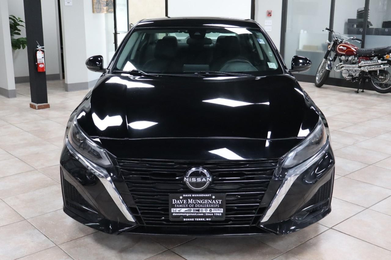 Nissan Altima Vehicle Full-screen Gallery Image 8