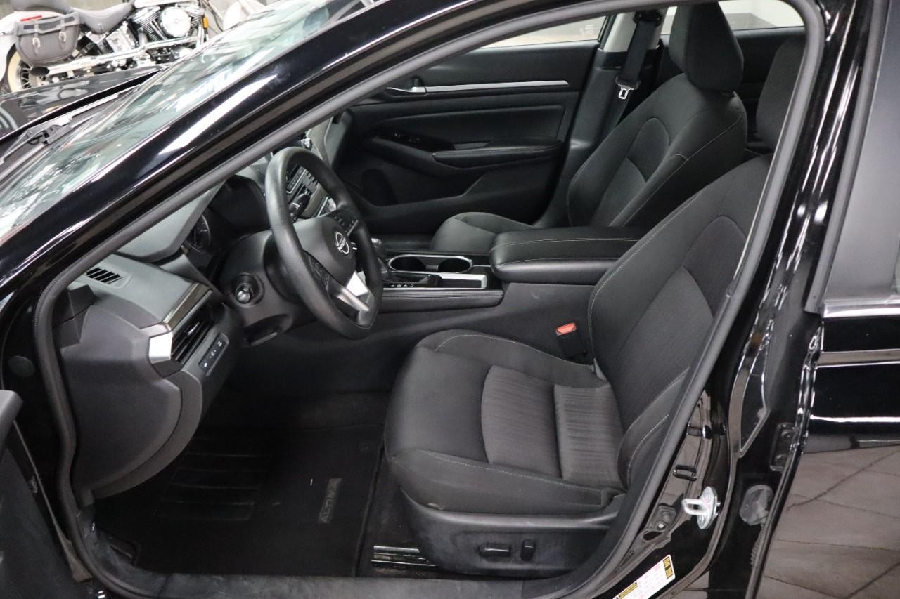 Nissan Altima Vehicle Full-screen Gallery Image 9