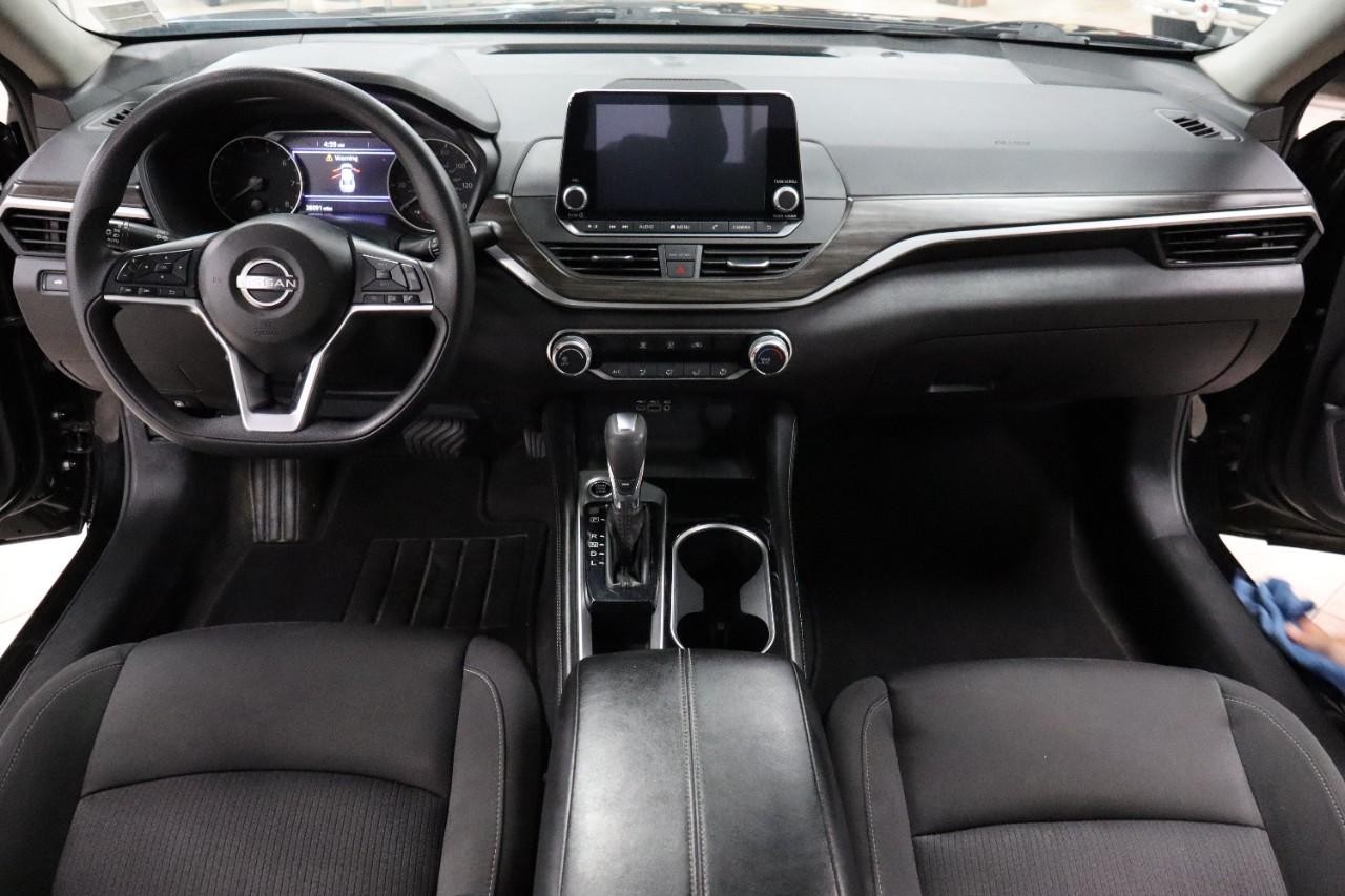 Nissan Altima Vehicle Full-screen Gallery Image 12