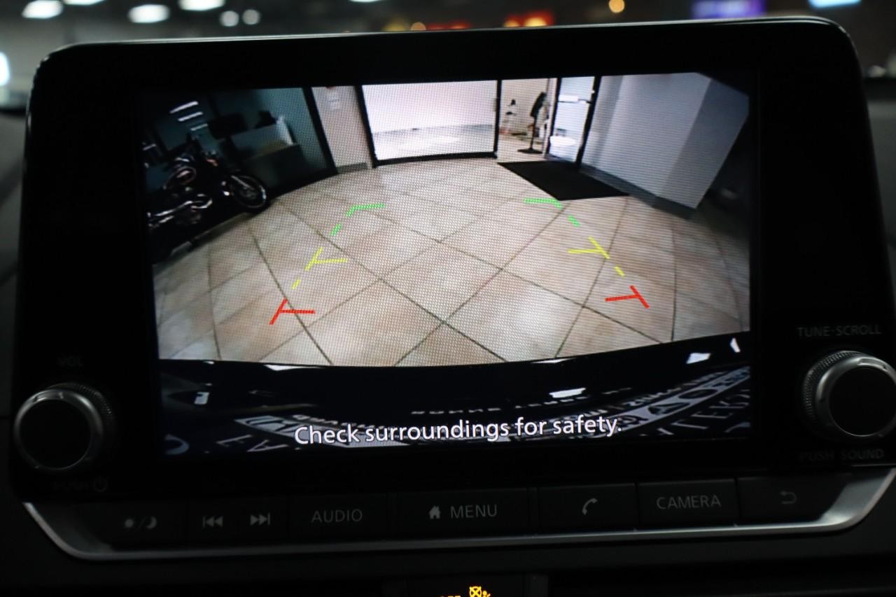 Nissan Altima Vehicle Full-screen Gallery Image 13