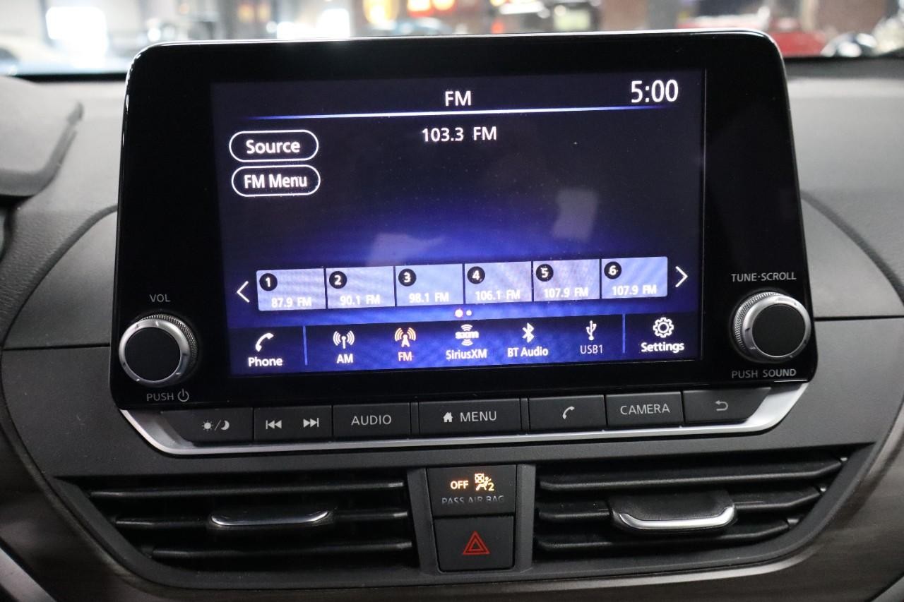 Nissan Altima Vehicle Full-screen Gallery Image 14