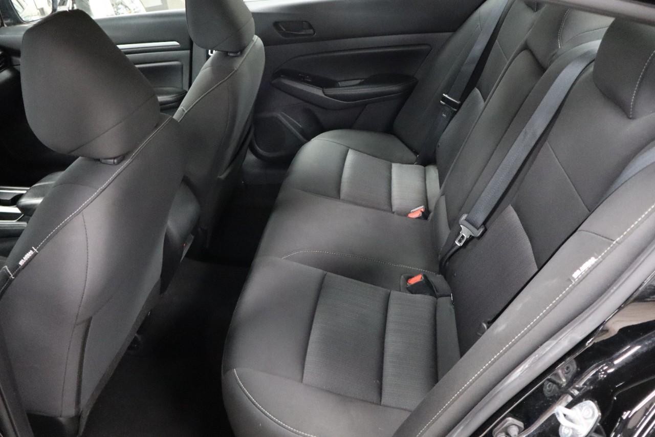 Nissan Altima Vehicle Full-screen Gallery Image 16