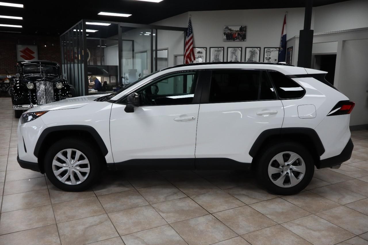 Toyota RAV4 Vehicle Full-screen Gallery Image 2