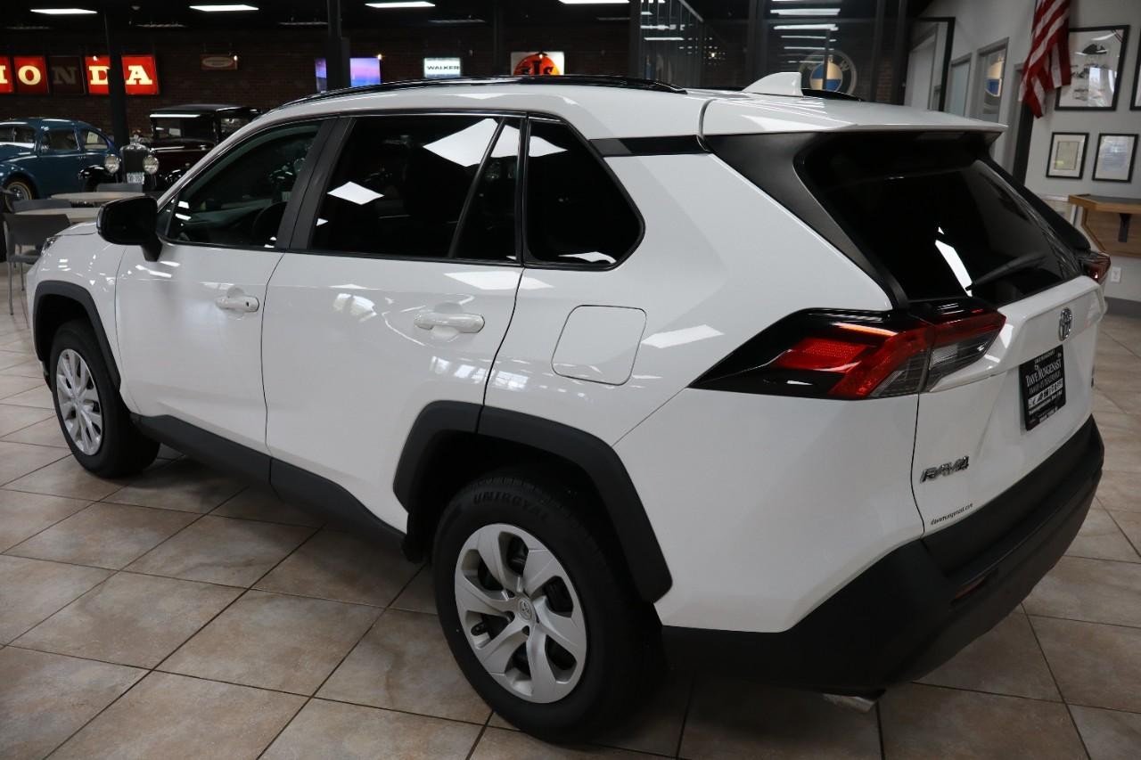 Toyota RAV4 Vehicle Full-screen Gallery Image 3