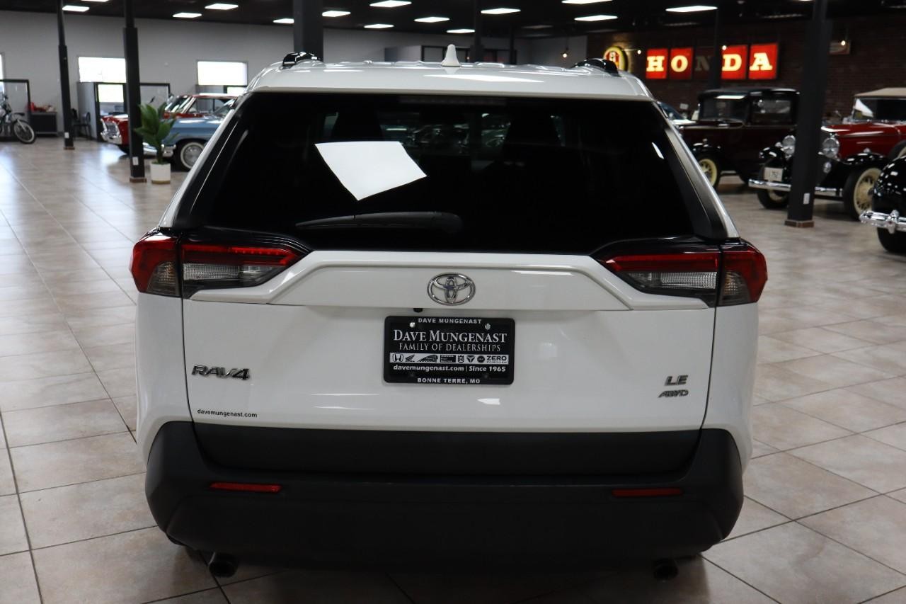 Toyota RAV4 Vehicle Full-screen Gallery Image 4