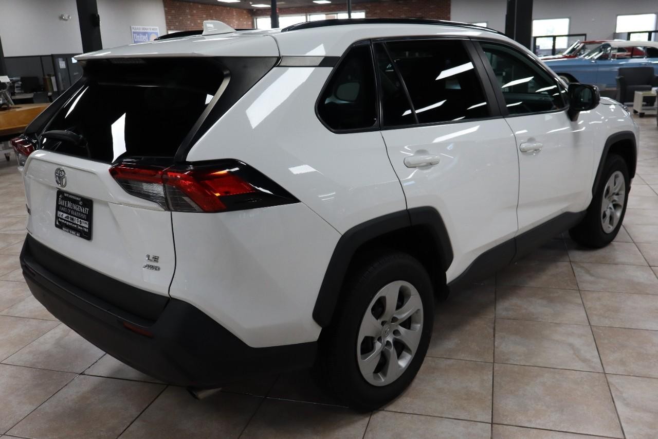 Toyota RAV4 Vehicle Full-screen Gallery Image 5