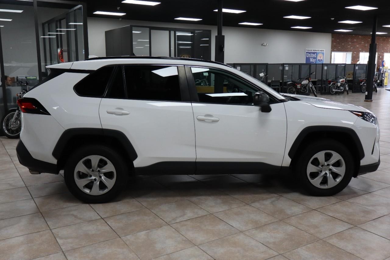 Toyota RAV4 Vehicle Full-screen Gallery Image 6