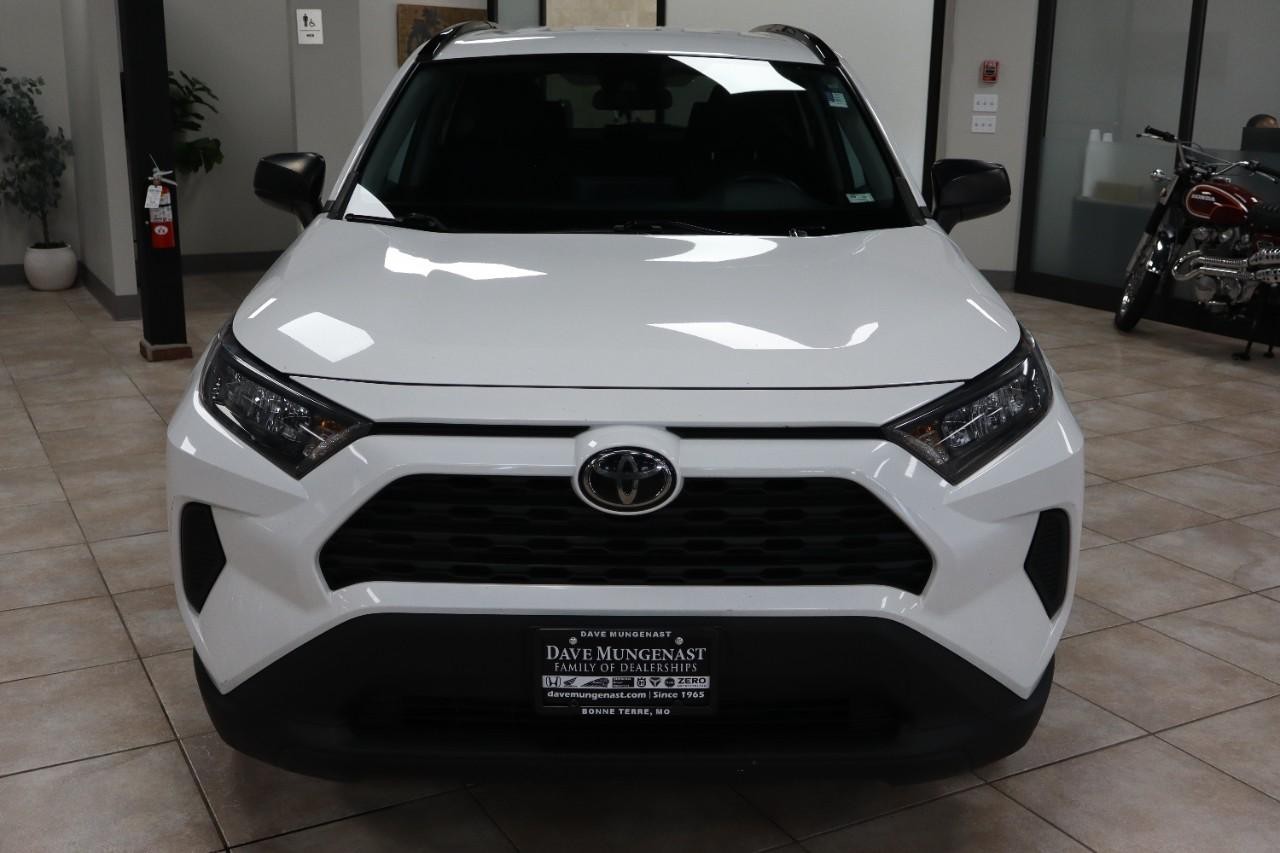 Toyota RAV4 Vehicle Full-screen Gallery Image 8
