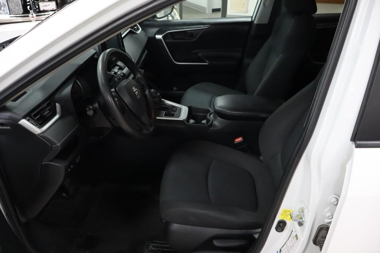 Toyota RAV4 Vehicle Full-screen Gallery Image 9