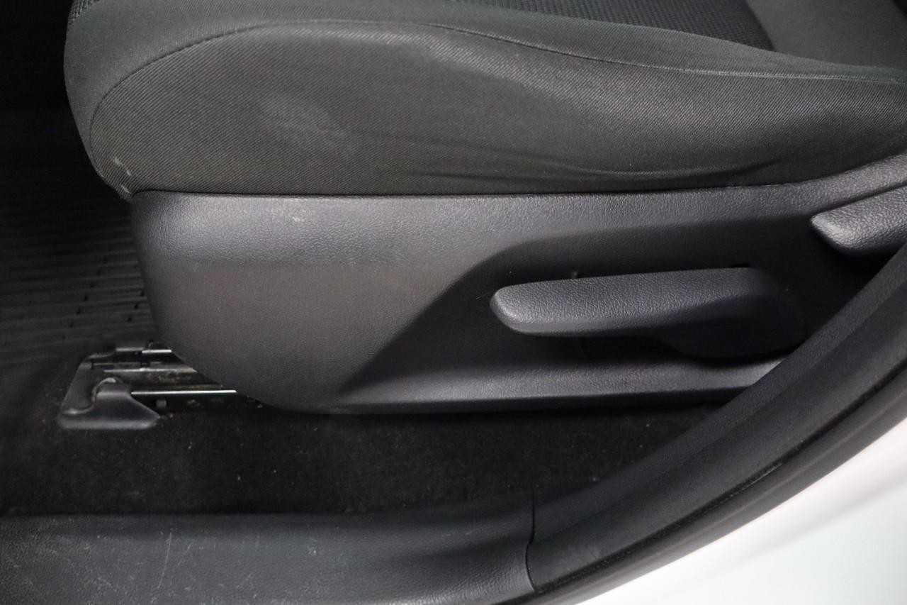 Toyota RAV4 Vehicle Full-screen Gallery Image 10