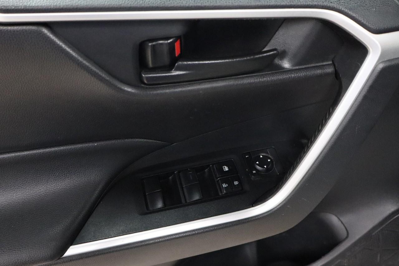 Toyota RAV4 Vehicle Full-screen Gallery Image 11