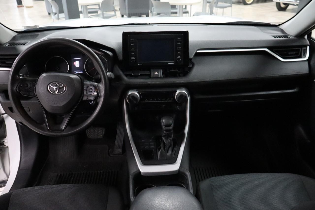 Toyota RAV4 Vehicle Full-screen Gallery Image 12