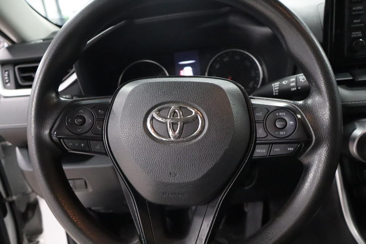 Toyota RAV4 Vehicle Full-screen Gallery Image 13