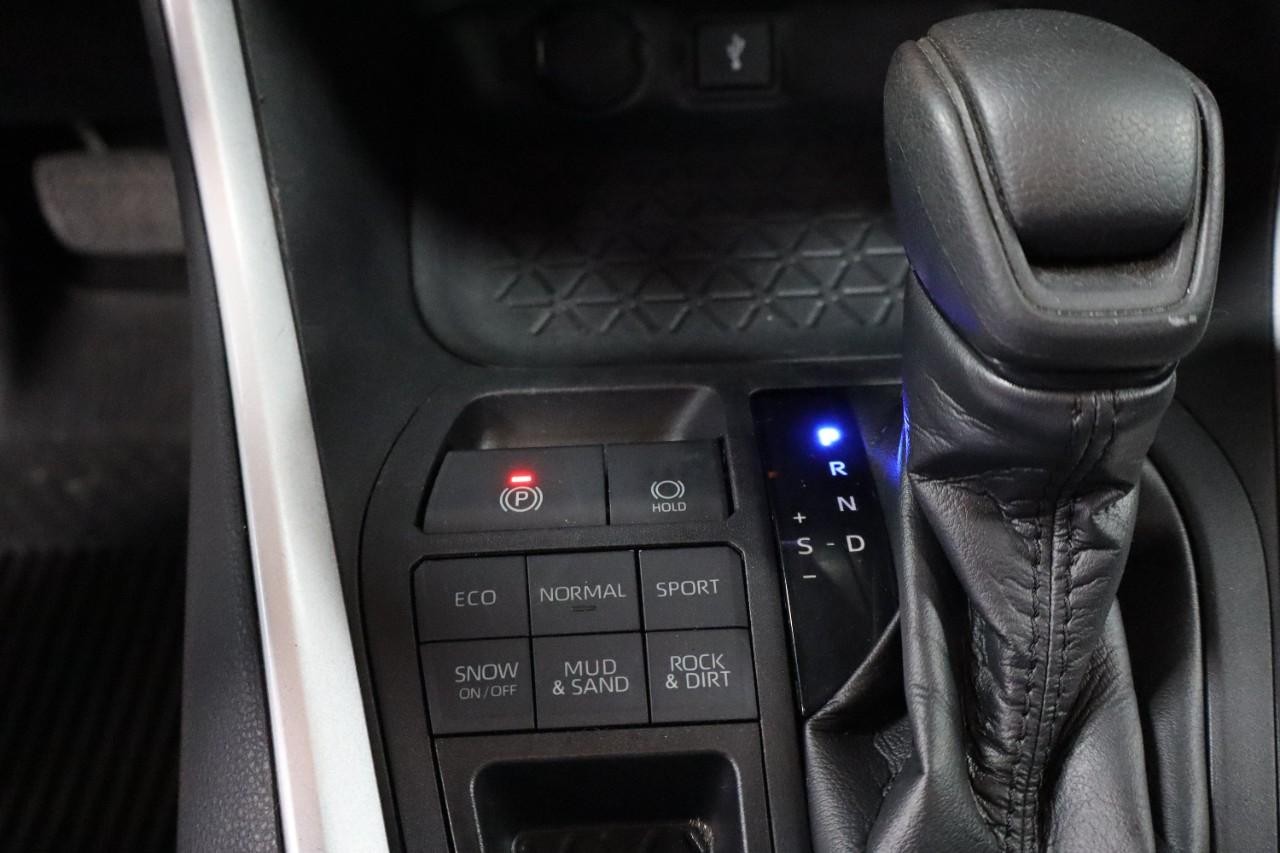 Toyota RAV4 Vehicle Full-screen Gallery Image 16