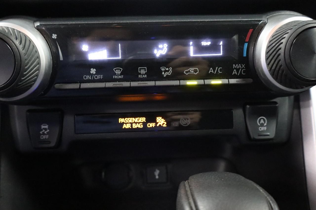 Toyota RAV4 Vehicle Full-screen Gallery Image 17