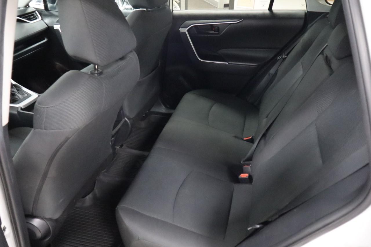 Toyota RAV4 Vehicle Full-screen Gallery Image 18