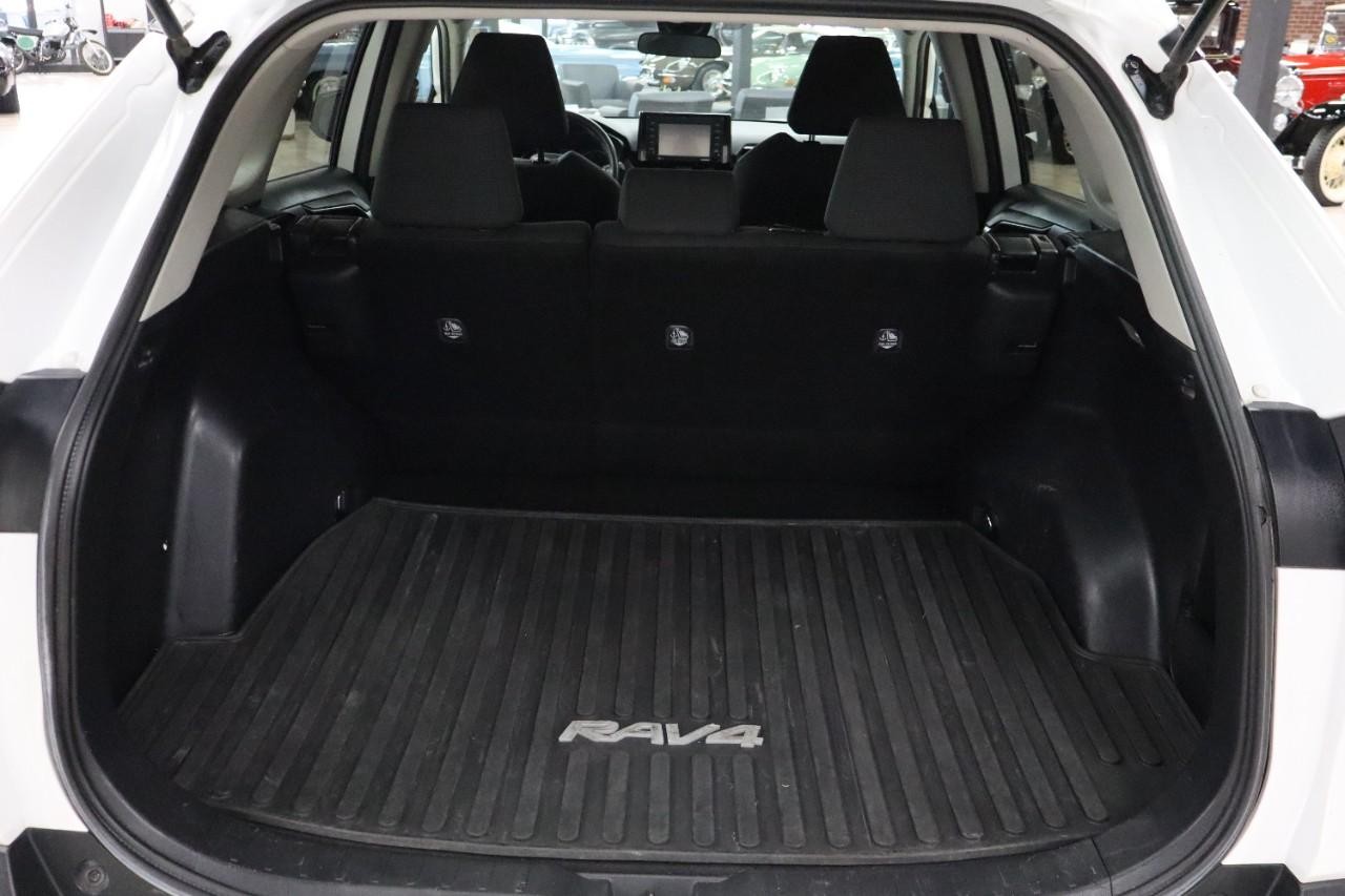 Toyota RAV4 Vehicle Full-screen Gallery Image 19