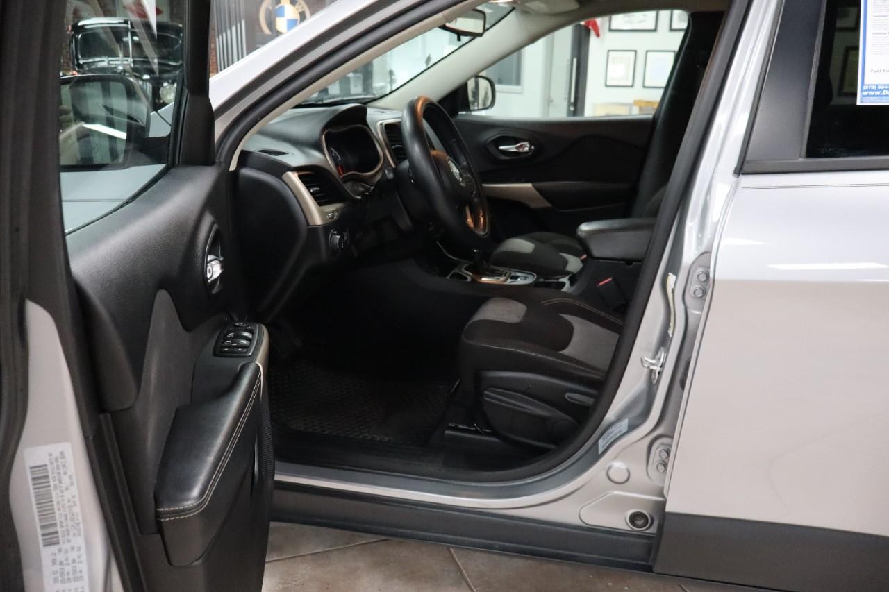 Jeep Cherokee Vehicle Full-screen Gallery Image 10