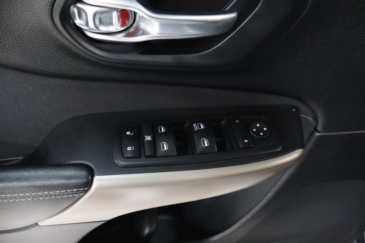 Jeep Cherokee Vehicle Full-screen Gallery Image 12