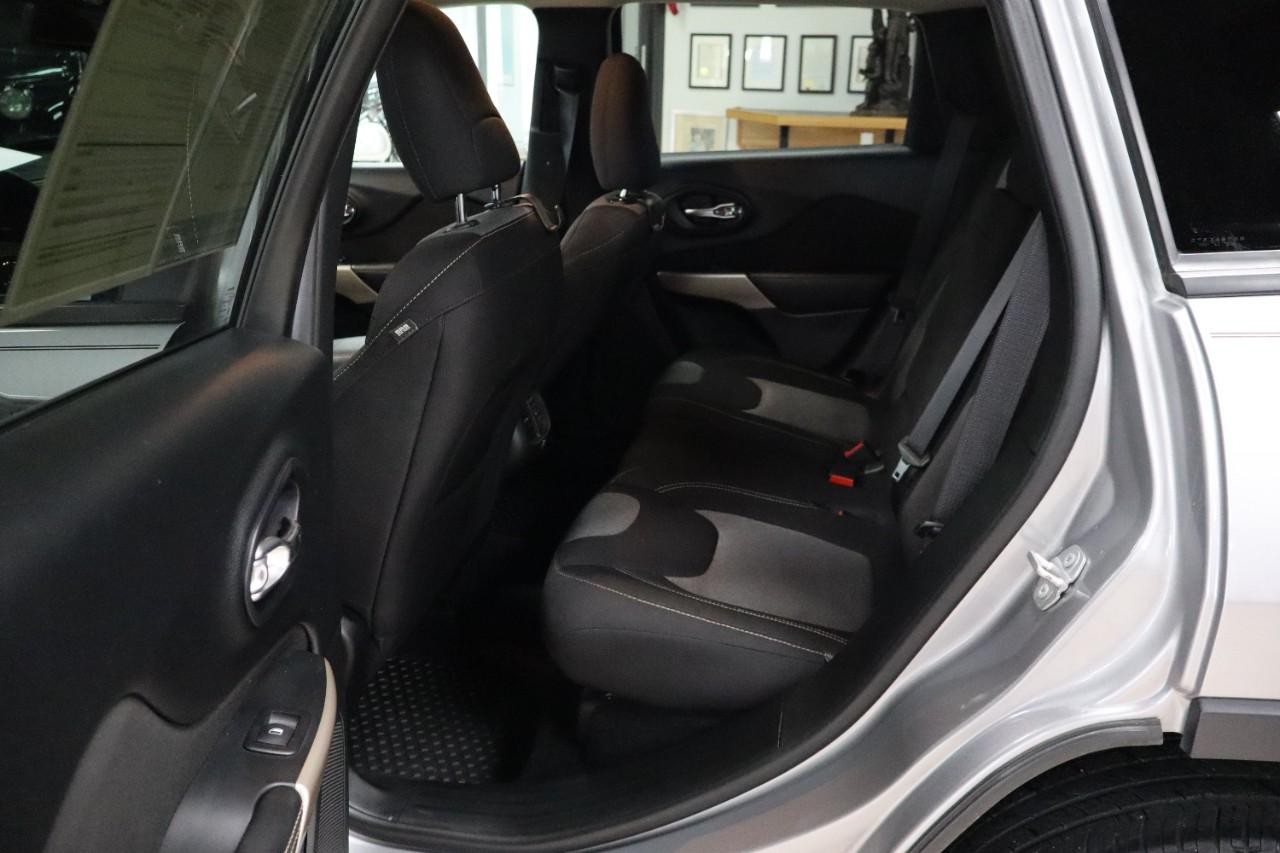 Jeep Cherokee Vehicle Full-screen Gallery Image 17