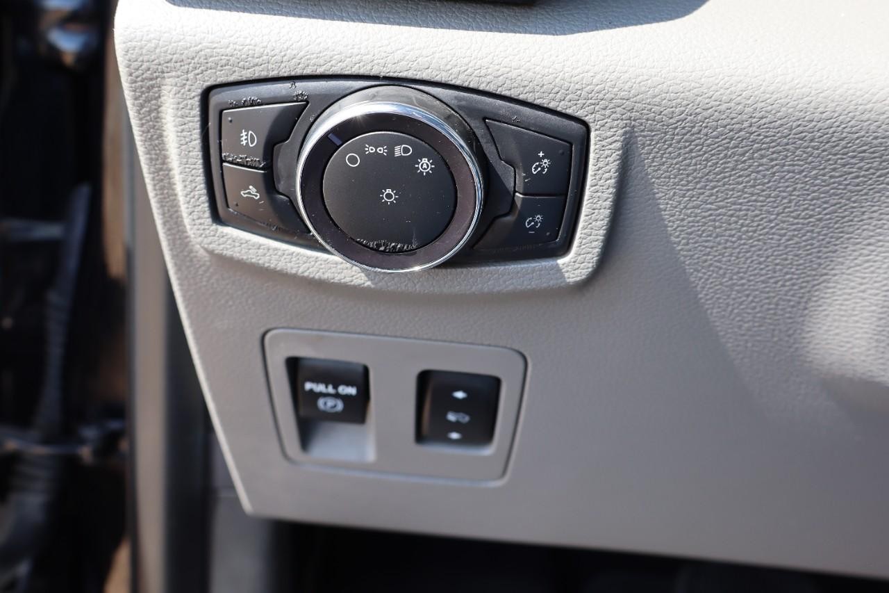 Ford F-150 Vehicle Full-screen Gallery Image 17