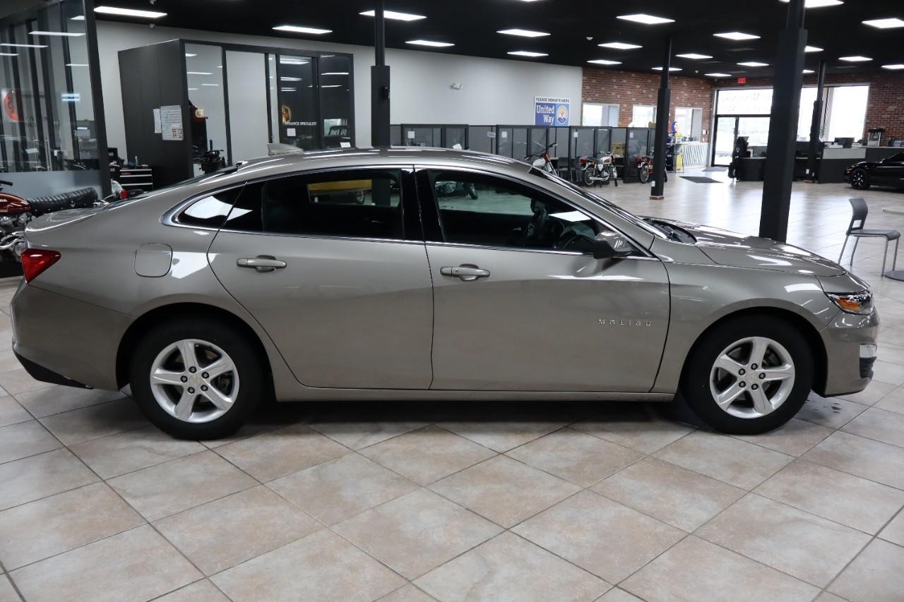 Chevrolet Malibu Vehicle Full-screen Gallery Image 6