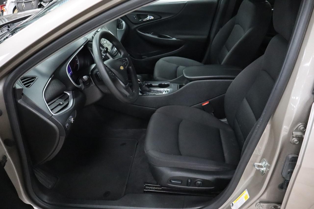 Chevrolet Malibu Vehicle Full-screen Gallery Image 9