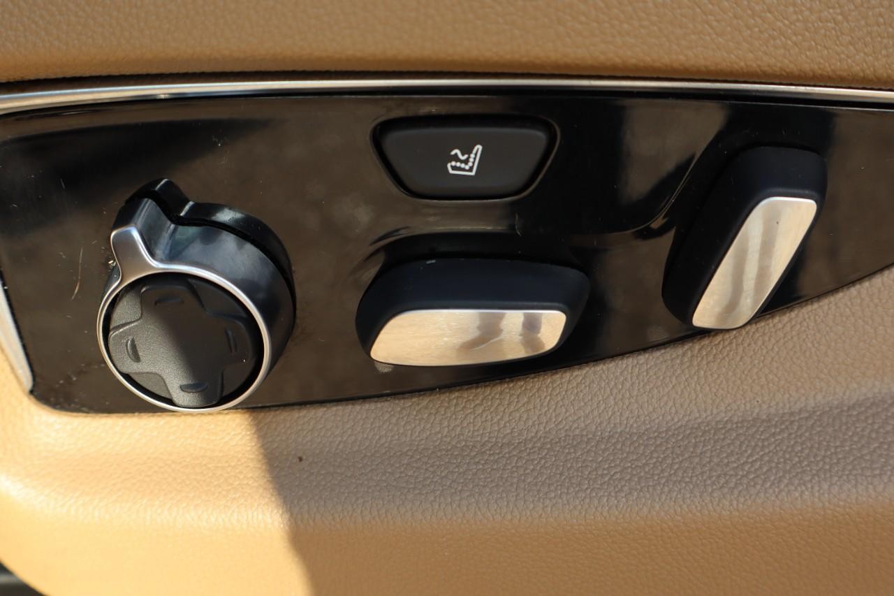 Cadillac Escalade ESV Vehicle Full-screen Gallery Image 10