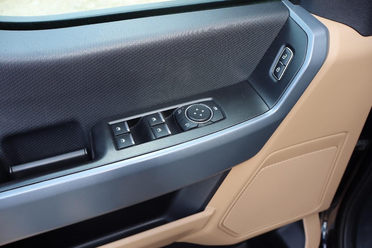 Ford F-150 Vehicle Full-screen Gallery Image 12