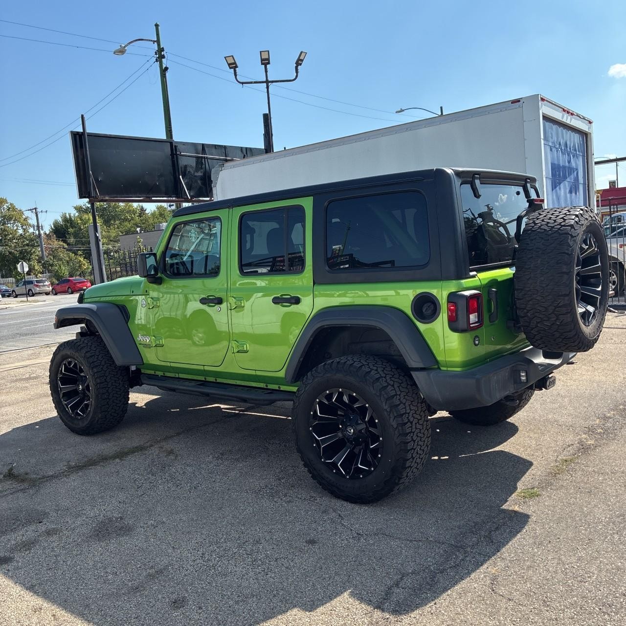 Jeep Wrangler Unlimited Vehicle Full-screen Gallery Image 2