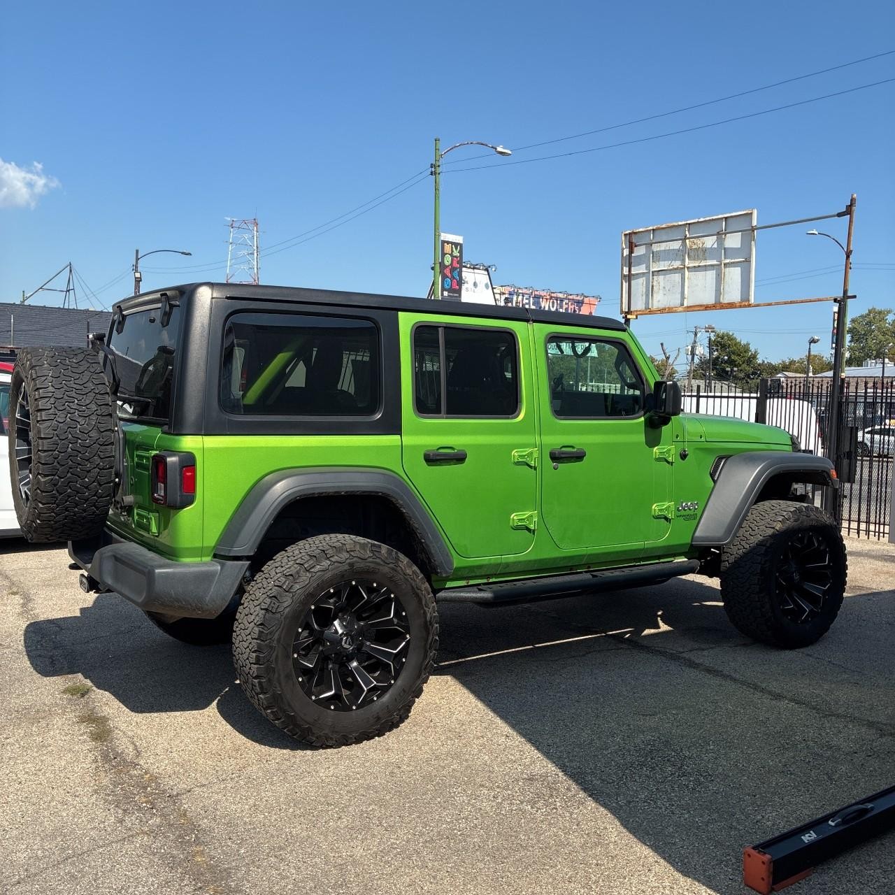 Jeep Wrangler Unlimited Vehicle Full-screen Gallery Image 3