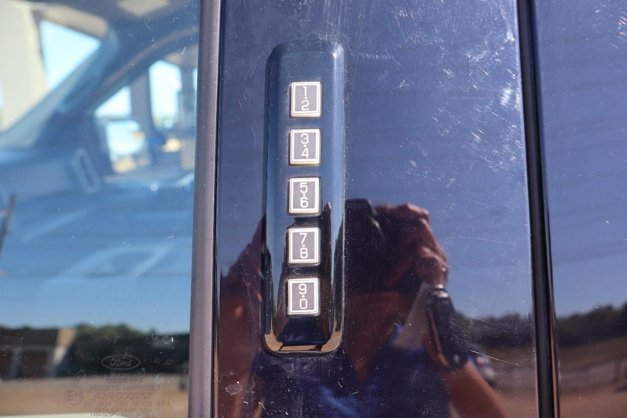 Ford F-150 Vehicle Full-screen Gallery Image 8