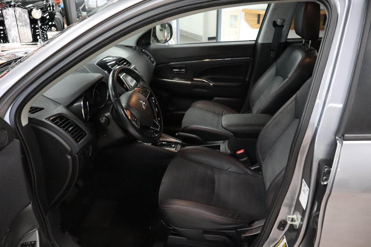 Mitsubishi Outlander Sport Vehicle Full-screen Gallery Image 9