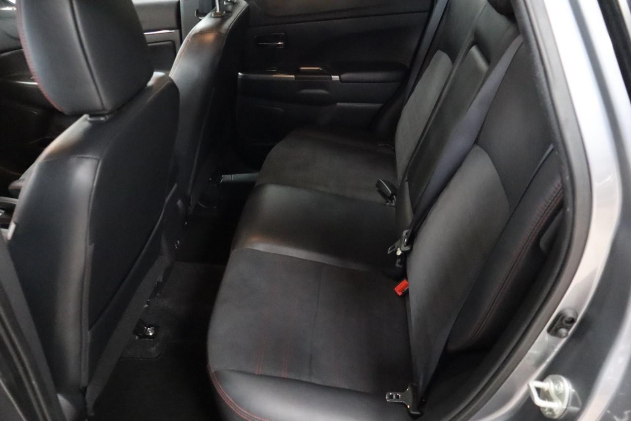 Mitsubishi Outlander Sport Vehicle Full-screen Gallery Image 14