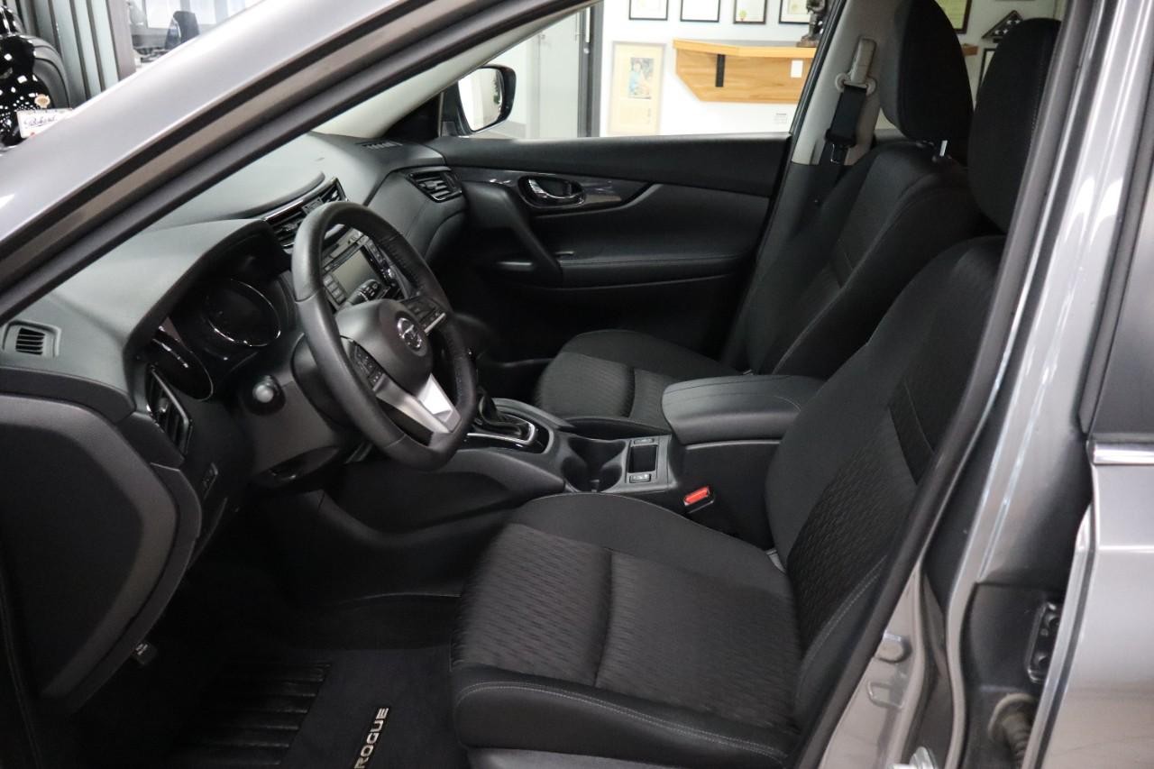 Nissan Rogue Vehicle Full-screen Gallery Image 9