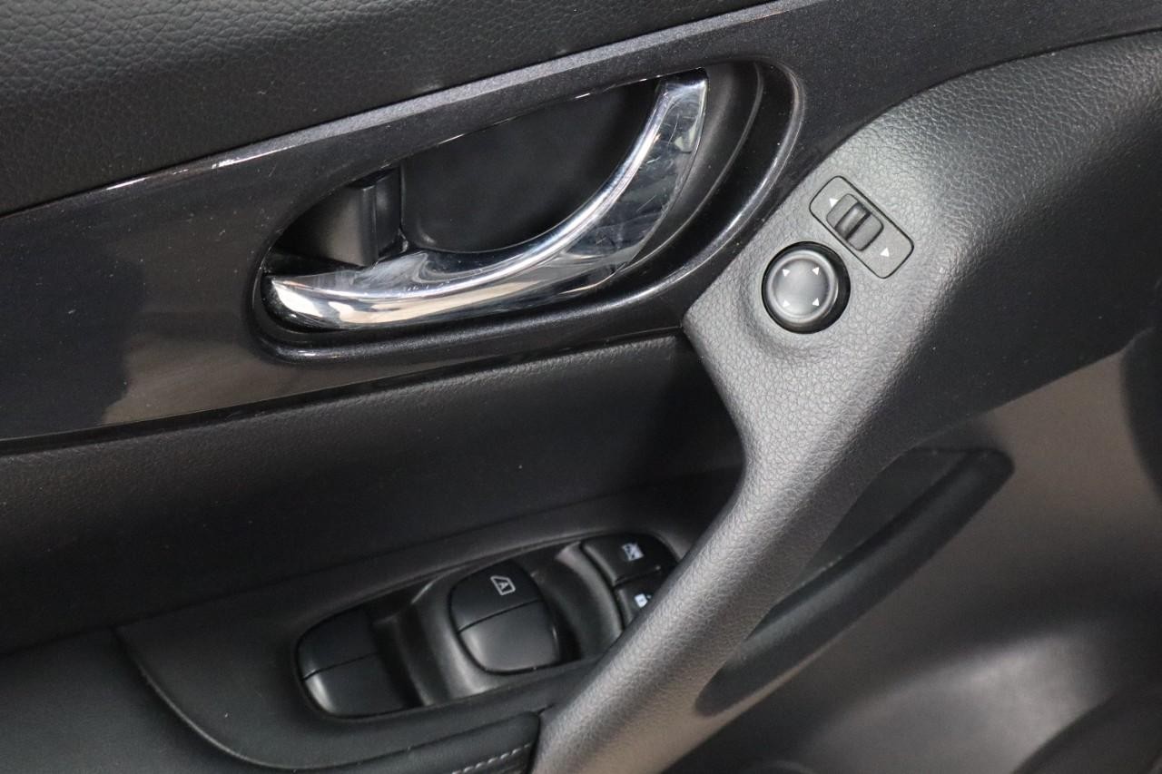 Nissan Rogue Vehicle Full-screen Gallery Image 11