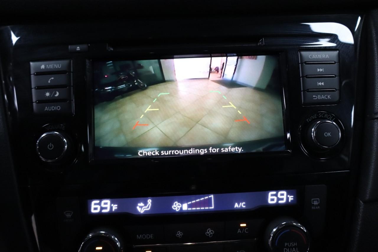 Nissan Rogue Vehicle Full-screen Gallery Image 14