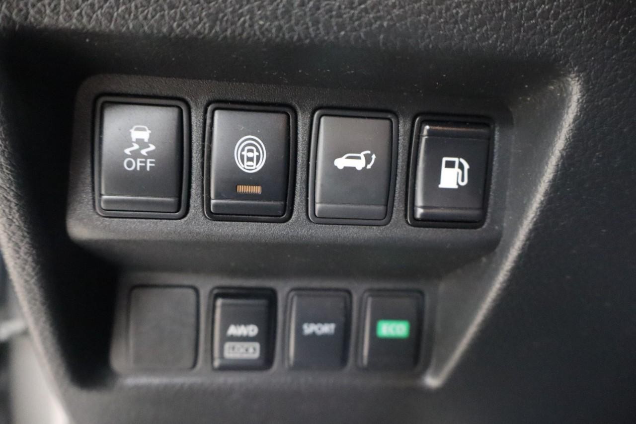 Nissan Rogue Vehicle Full-screen Gallery Image 17