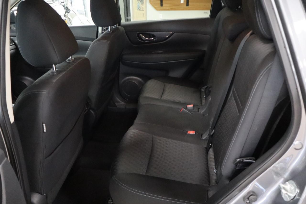 Nissan Rogue Vehicle Full-screen Gallery Image 18