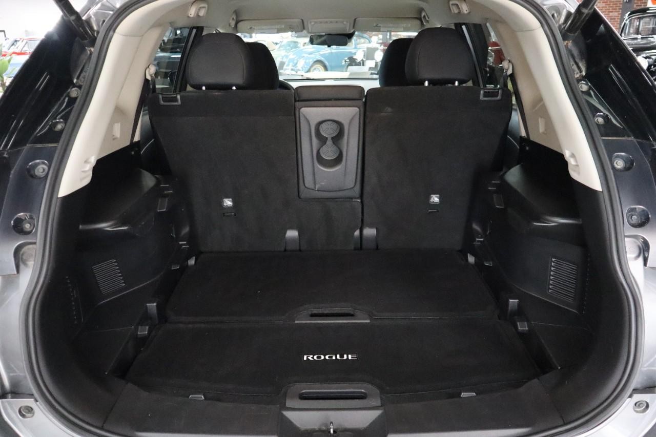 Nissan Rogue Vehicle Full-screen Gallery Image 19