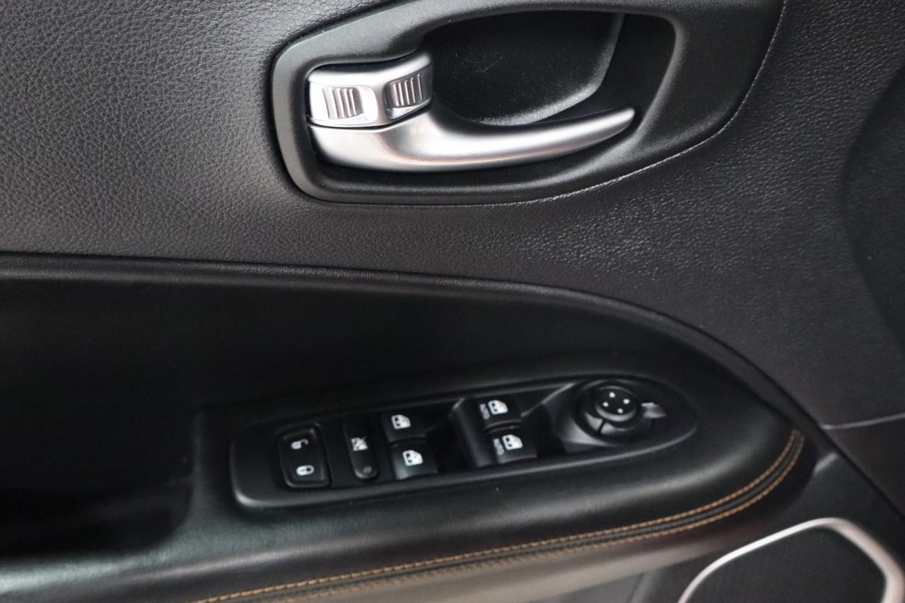 Jeep Compass Vehicle Full-screen Gallery Image 11