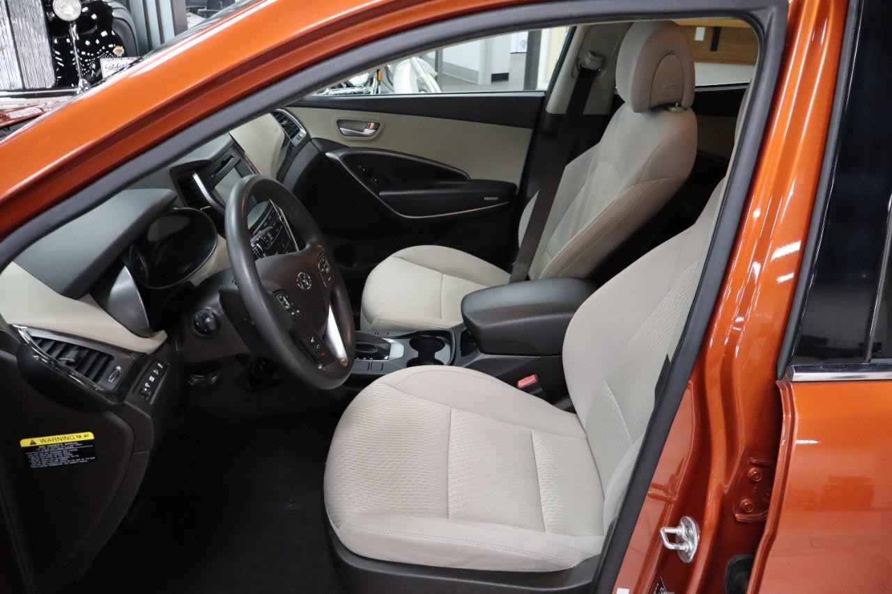 Hyundai Santa Fe Sport Vehicle Full-screen Gallery Image 9