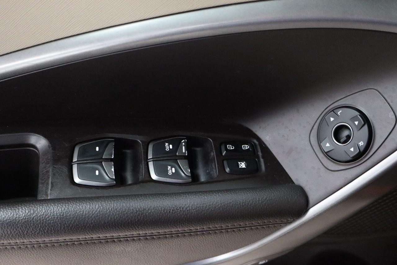 Hyundai Santa Fe Sport Vehicle Full-screen Gallery Image 11