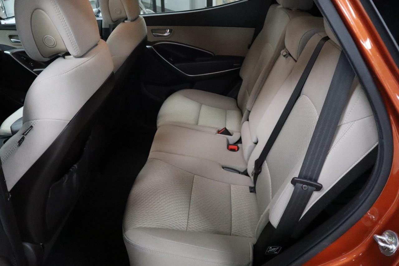 Hyundai Santa Fe Sport Vehicle Full-screen Gallery Image 17